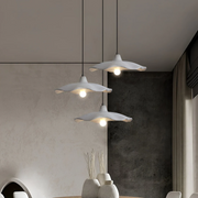 hängelampe beton blumenform wabi sabi design esszimmer