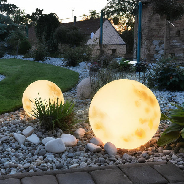 Mondförmige Gartenlampe mit LED warmweiß wetterfest und USB aufladbar