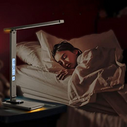 LichtLaden Pro LED Schreibtischlampe mit kabelloser Ladefunktion und USB Anschluss