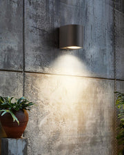SchwarzSchein Wandleuchte – Minimalistisch Schwarz – Metall und Glas – LED für Hal und Garten