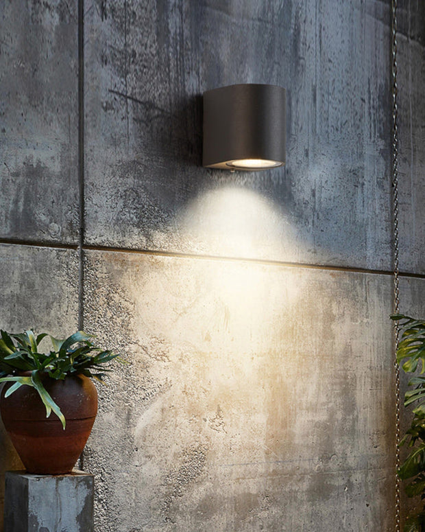 SchwarzSchein Wandleuchte – Minimalistisch Schwarz – Metall und Glas – LED für Hal und Garten