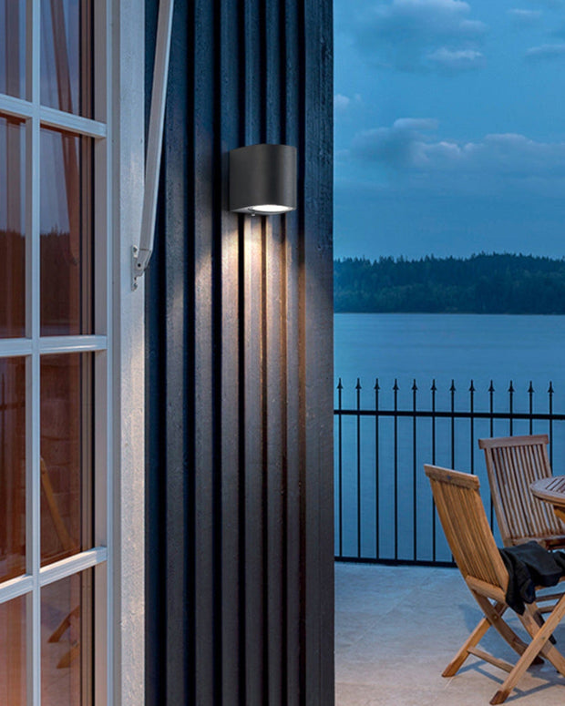 SchwarzSchein Wandleuchte – Minimalistisch Schwarz – Metall und Glas – LED für Hal und Garten