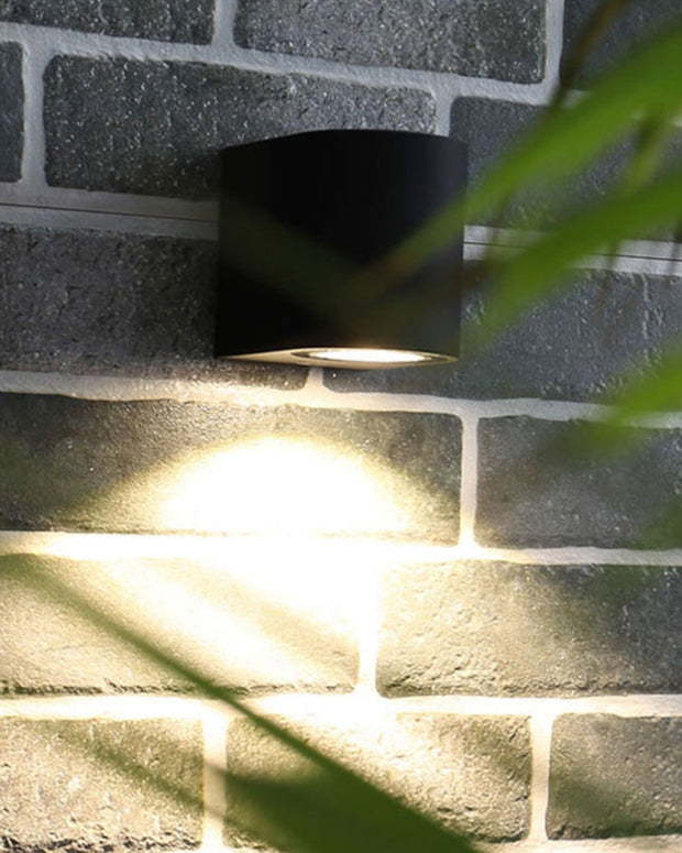 SchwarzSchein Wandleuchte – Minimalistisch Schwarz – Metall und Glas – LED für Hal und Garten