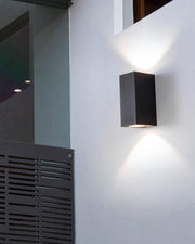SchwarzSchein Wandleuchte – Minimalistisch Schwarz – Metall und Glas – LED für Hal und Garten