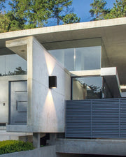 SchwarzSchein Wandleuchte – Minimalistisch Schwarz – Metall und Glas – LED für Hal und Garten