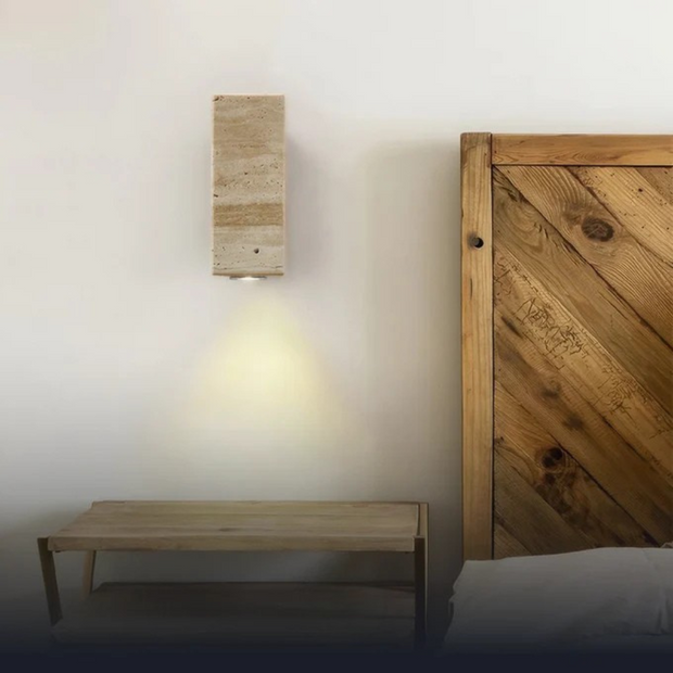 LumiTravura Wandleuchte Travertin Quadrat – Naturstein mit Holzfuß – E27
