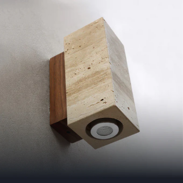 LumiTravura Wandleuchte Travertin Quadrat – Naturstein mit Holzfuß – E27