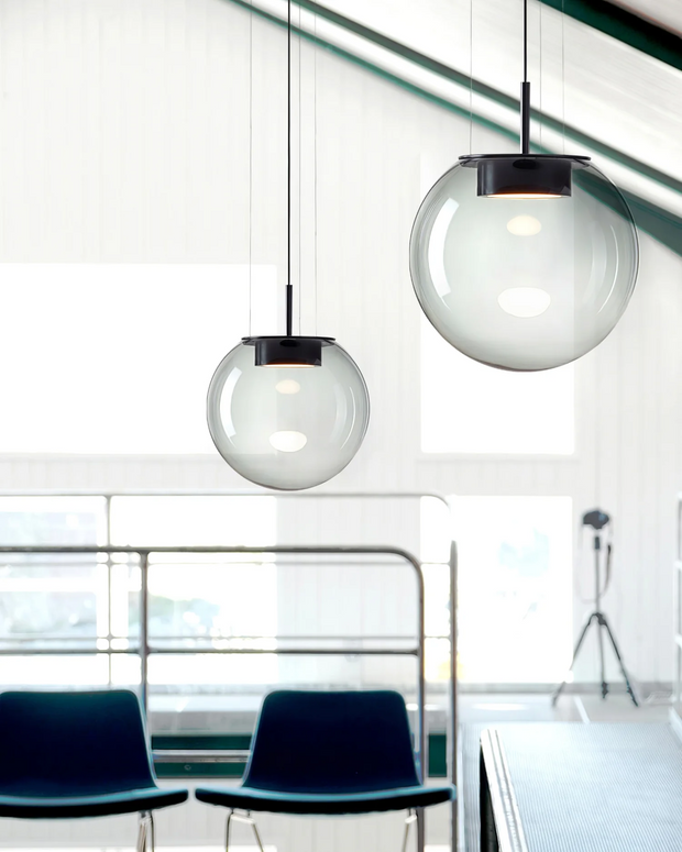 LichtEleganz Pendelleuchte mit galvanisiertem Metallgehäuse und luxuriösem Glaslampenschirm, AC-betrieben - Knopfschalter